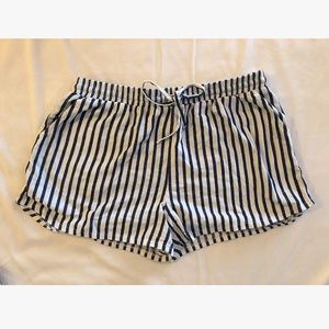 Linen draw-string shorts.